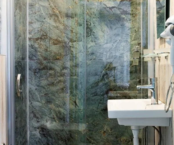 Rain And Food מרמריס