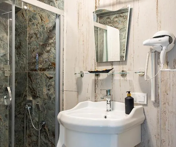 Rain And Food מרמריס